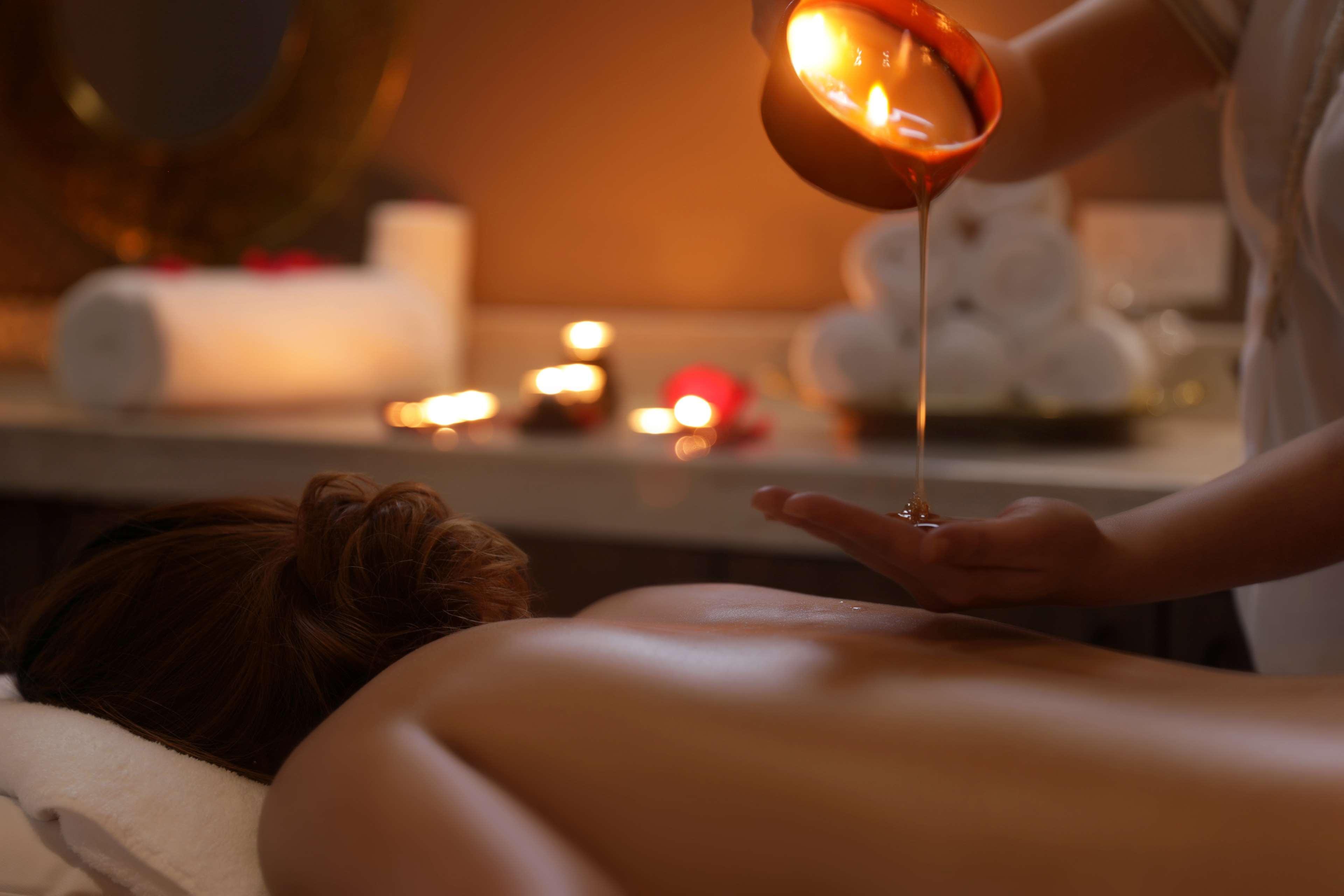艾拉格兰德酒店 艾因 外观 照片 A massage with hot oil