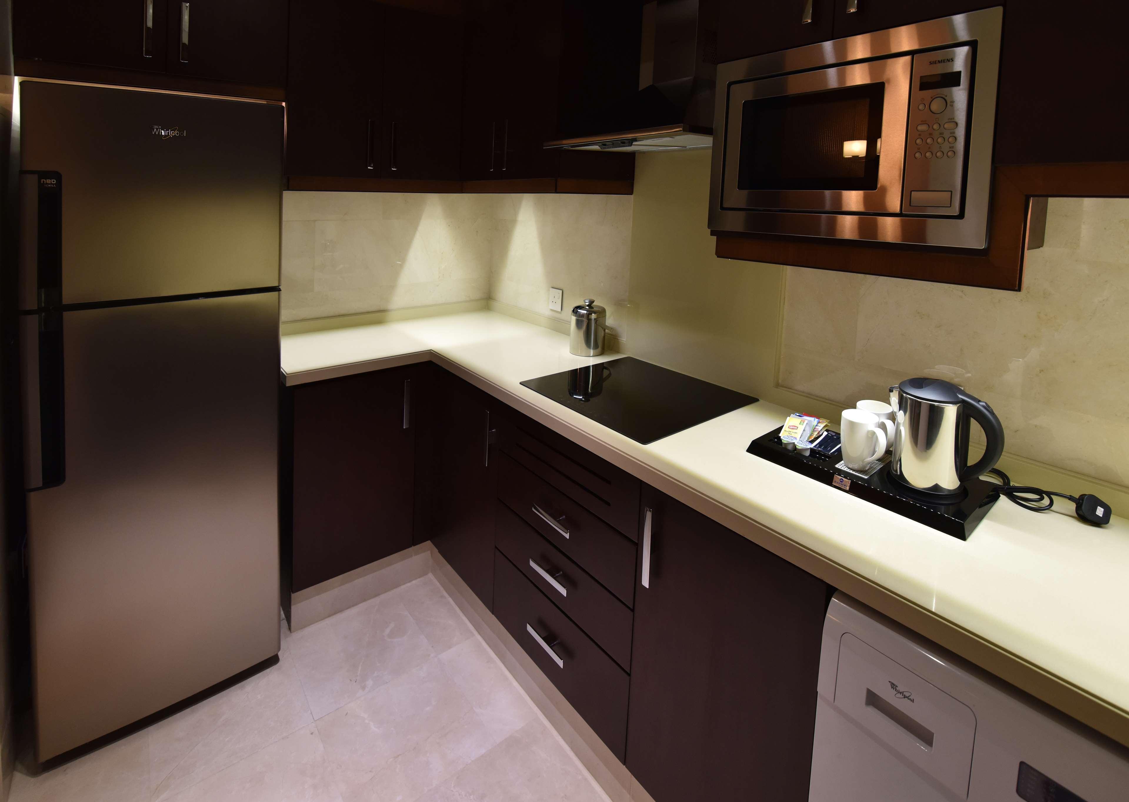 艾拉格兰德酒店 艾因 外观 照片 A modern kitchen