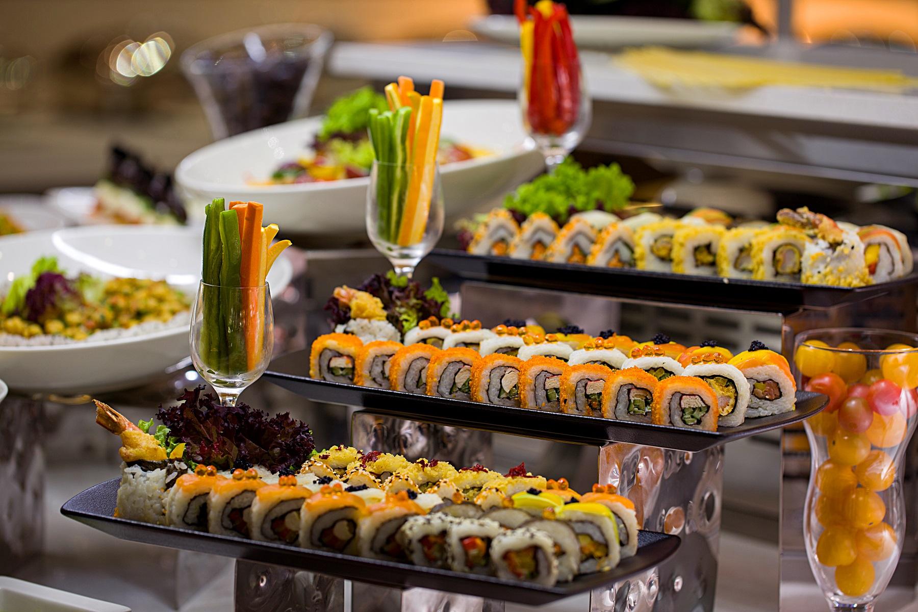 艾拉格兰德酒店 艾因 外观 照片 Sushi at a buffet