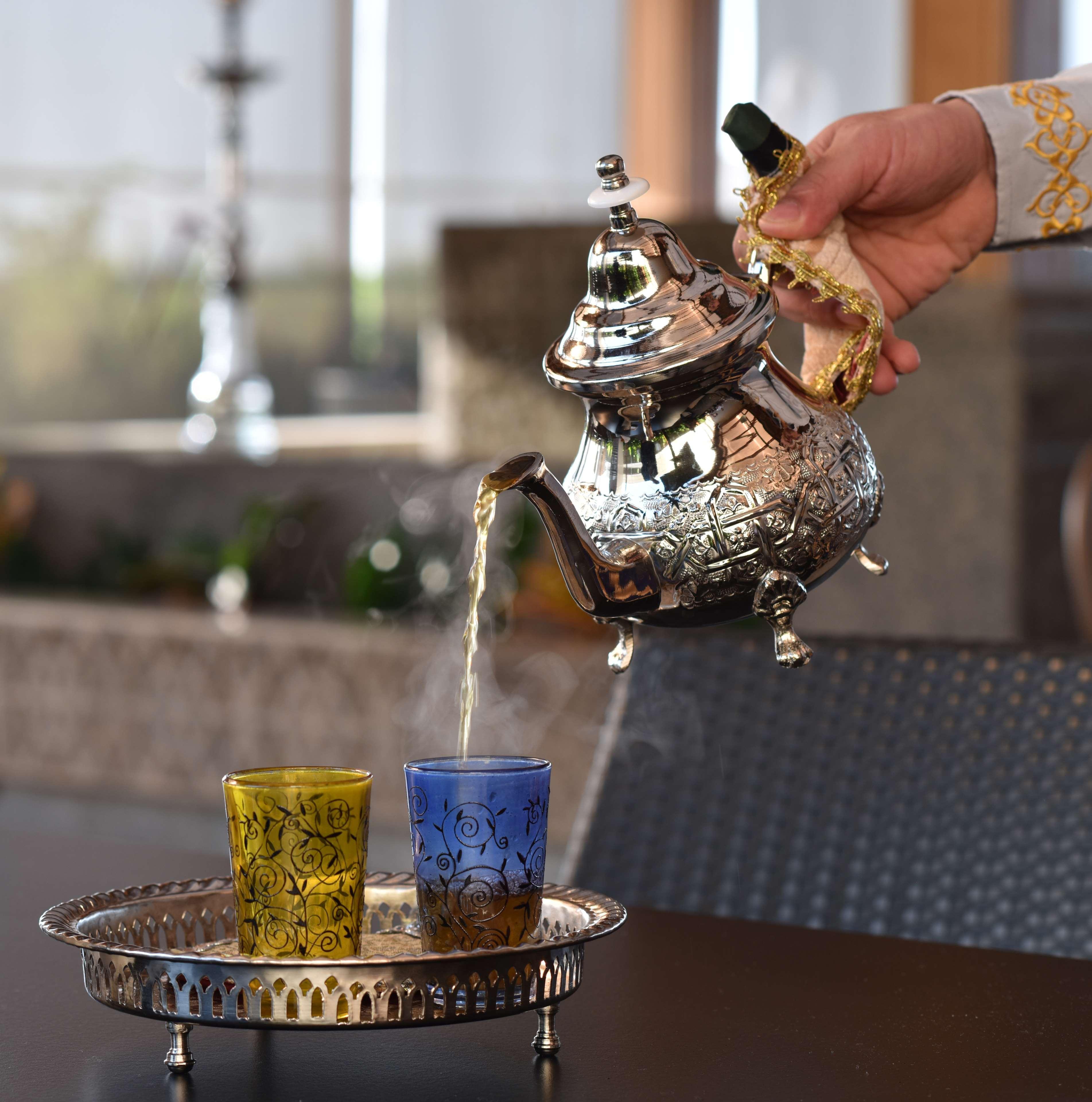 艾拉格兰德酒店 艾因 外观 照片 Moroccan tea being poured