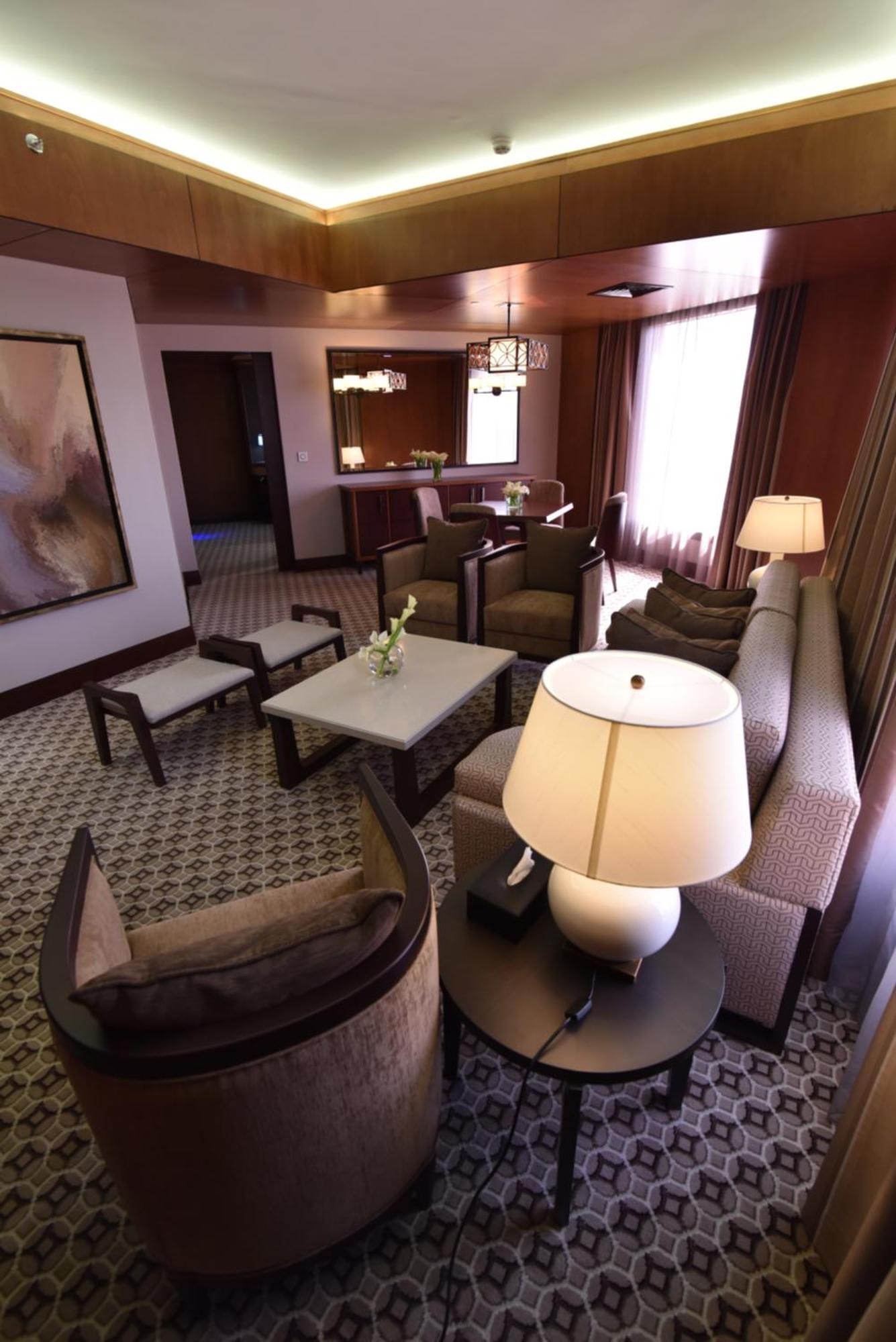 艾拉格兰德酒店 艾因 外观 照片 A suite at the Ritz-Carlton, Dubai
